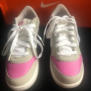 New Nike Prestige Size:4Y/6W